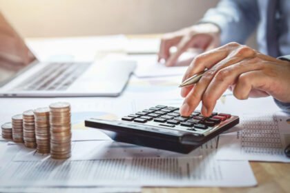 pag fiscal sau asig businessman-working-desk-with-using-calculator-calculate-finance-accounting-office