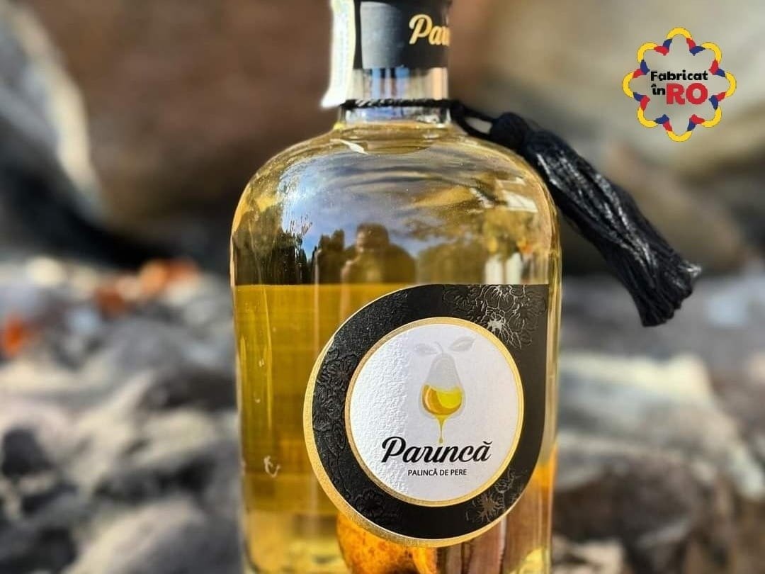 Pălincă cu fructe în sticle si pahare de apa