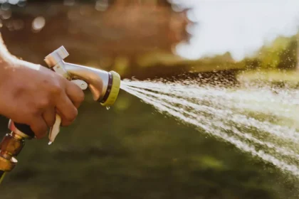 Integrarea pompei submersibile într-un sistem de irigații eco-friendly