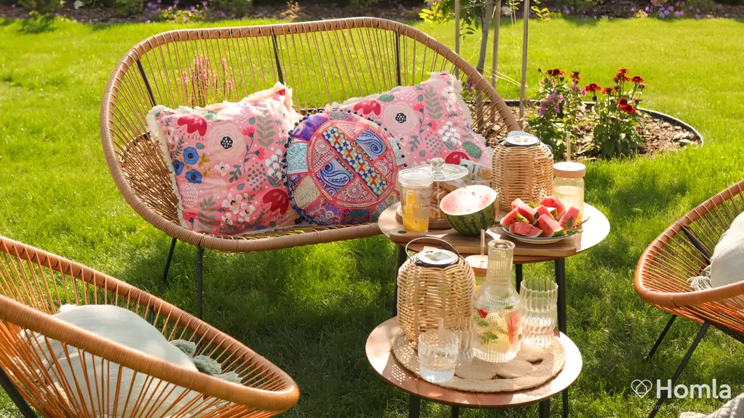 Ce nu trebuie să lipsească din picnic-ul tău în grădină – de la pahare la pături confortabile