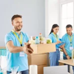 voluntar-oferind-produse-unei-persoane