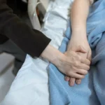 cum-sa-ingrijesti-un-pacient-cu-boala-avansata-ghid-practic-pentru-familie-si-apropiati