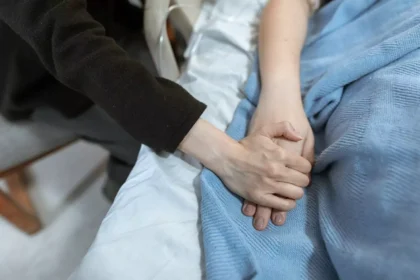 cum-sa-ingrijesti-un-pacient-cu-boala-avansata-ghid-practic-pentru-familie-si-apropiati