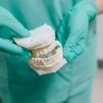 ce-este-implantul-dentar-i-cui-se-adreseaza