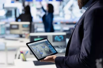 concept-automatizare-fabrica-om-de-afaceri-cu-tableta