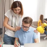 mama-sprijinindu-si-fiul-care-invata