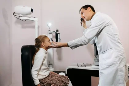 Beneficii pe termen lung ale consultatiilor oftalmologice regulate pentru copii_ ce trebuie sa stie orice părinte_Cabinet medical, echipamente medicale, medic oftalmolog, copil, consultatie