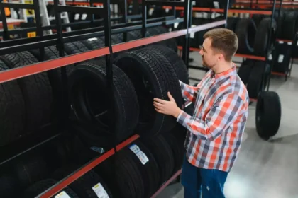 barbat-luand-de-pe-un-raft-special-o-anvelopa-noua