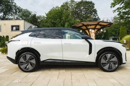 Lynk & Co 08 lateral