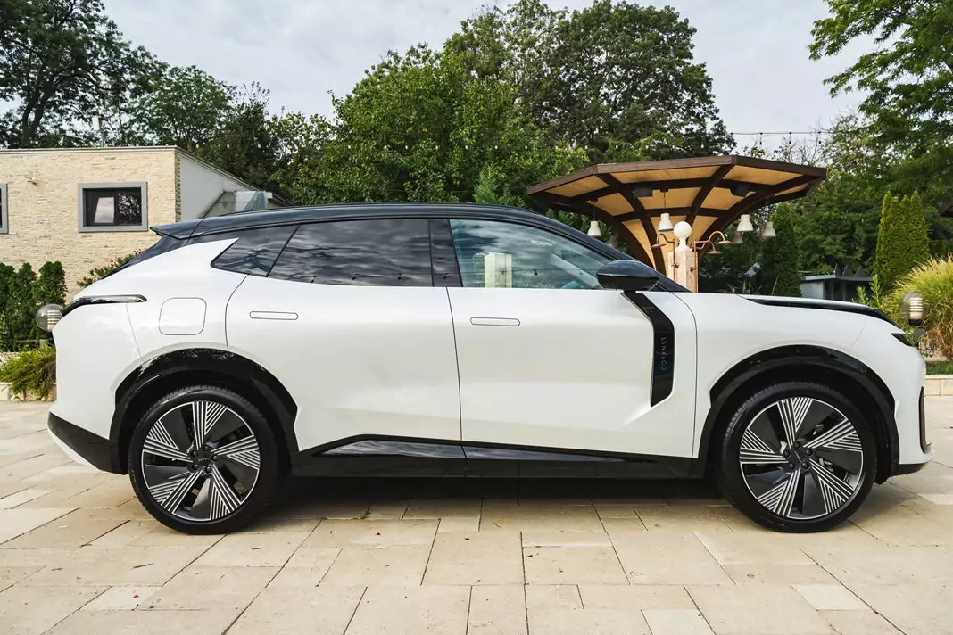 Lynk & Co 08 lateral