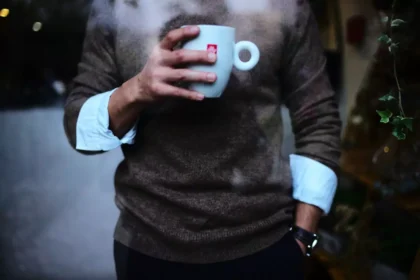 barbat-moda-birou-toamna-savureaza-cana-cafea-aburinda