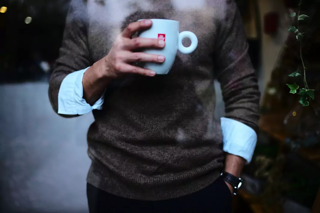 barbat-moda-birou-toamna-savureaza-cana-cafea-aburinda