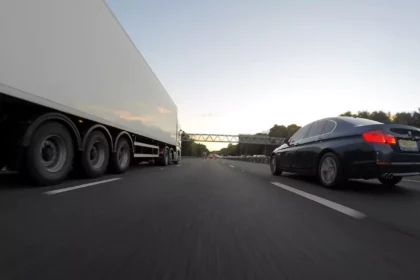 camion frigorific in mers pe o autostrada
