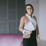 femeie-increzatoare-sanatoasa-in-mediul-corporate