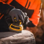 masina-de-slefuit-galben-cu-negru-lucrator-cu-echipament-de-protectie