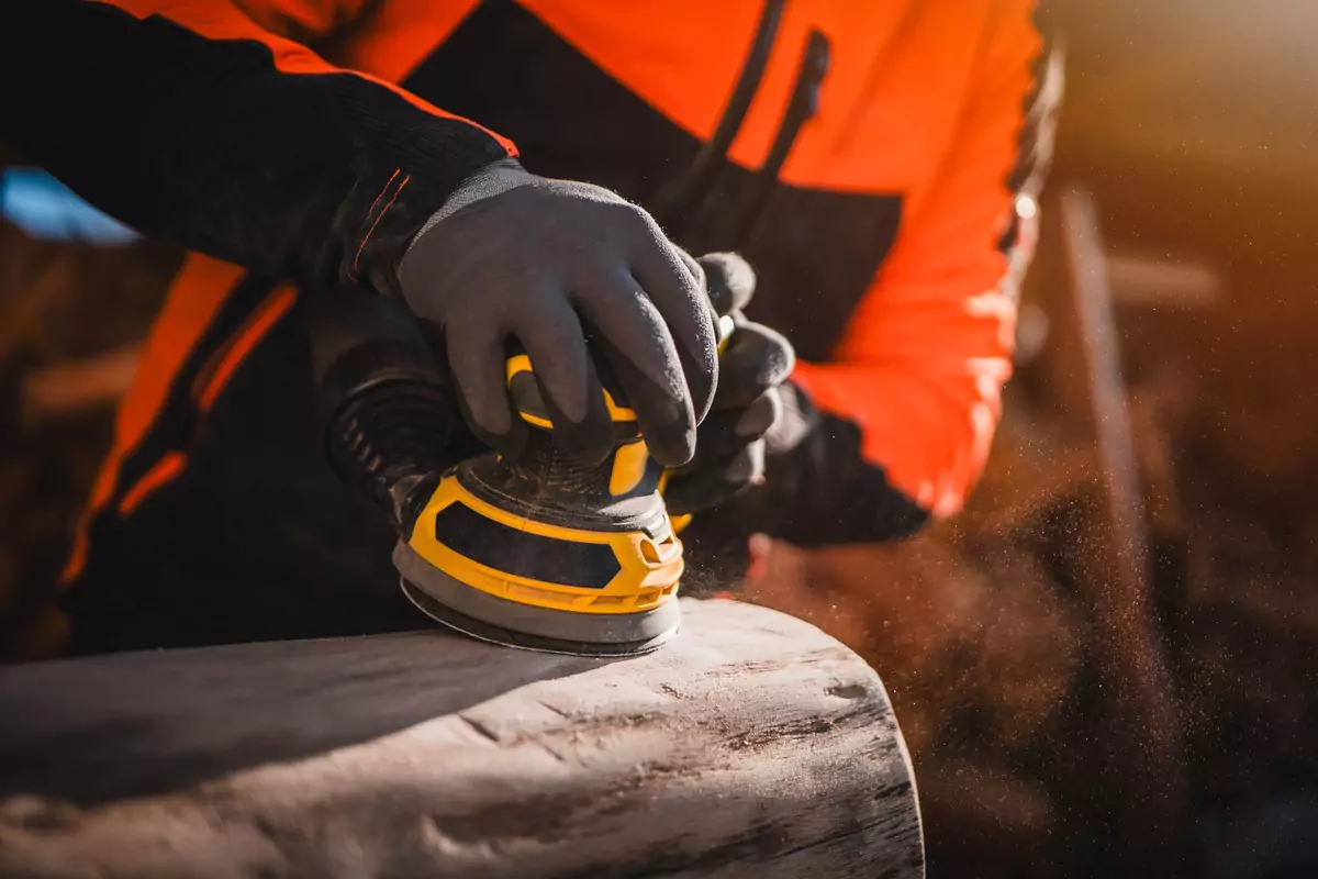 masina-de-slefuit-galben-cu-negru-lucrator-cu-echipament-de-protectie