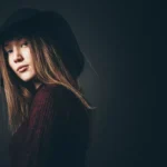 2025-e-anul-in-care-moda-ne-provoaca-la-un-reality-check-cu-paiete