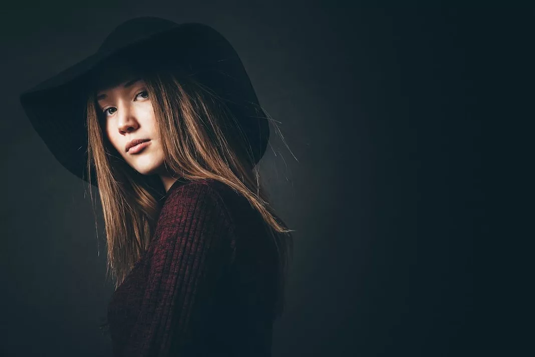 2025-e-anul-in-care-moda-ne-provoaca-la-un-reality-check-cu-paiete