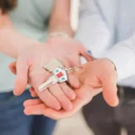 concept-casa-noua-maini-cuplu-tin-cheia-casei-cu-breloc