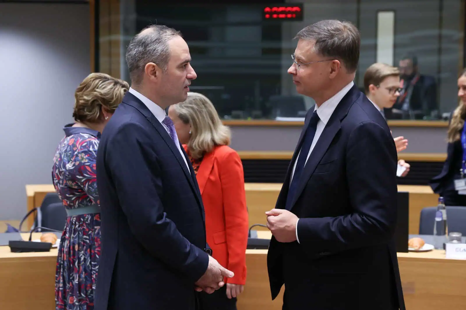 Comisarul European Valdis Dombroskis: României i-ar putea fi recunoscute eforturile pentru implementarea efectivă a recomandărilor privind corectarea deficitului