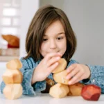 copil-se-joaca-blocuri-de-construit-din-lemn-s