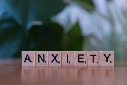 strategii-dovedite-care-te-pot-ajuta-in-momentele-in-care-simti-ca-anxietatea-te-acapareaza