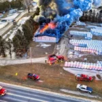 un-incendiu-la-o-hala-industriala-vazut-de-sus-din-drona-manevrata-de-echipele-de-pompieri