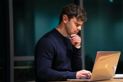 barbat-antreprenor-lucreaza-laptop-ocd1hujmfim