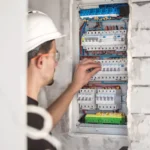un-electrician-verifica-sigurantele-electrice-intr-un-tablou-electric
