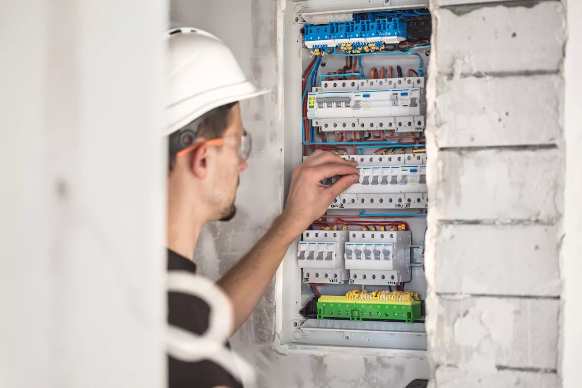 un-electrician-verifica-sigurantele-electrice-intr-un-tablou-electric