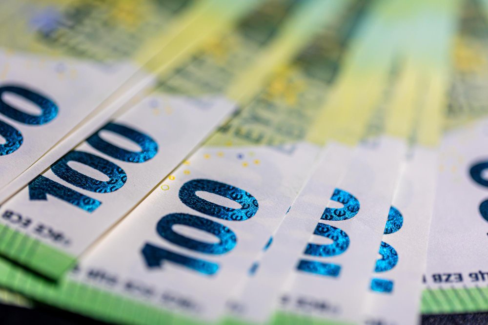 Deficitul comercial al României a scăzut cu 300 milioane euro