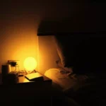 cum-sa-iti-transformi-dormitorul-intr-un-sanctuar-al-confortului-solutii-de-iluminat-decor-si-organizare-pentru-un-somn-odihnitor-dormitor-cu-mobilier-lampa-de-veghe-si-diferite-obiecte