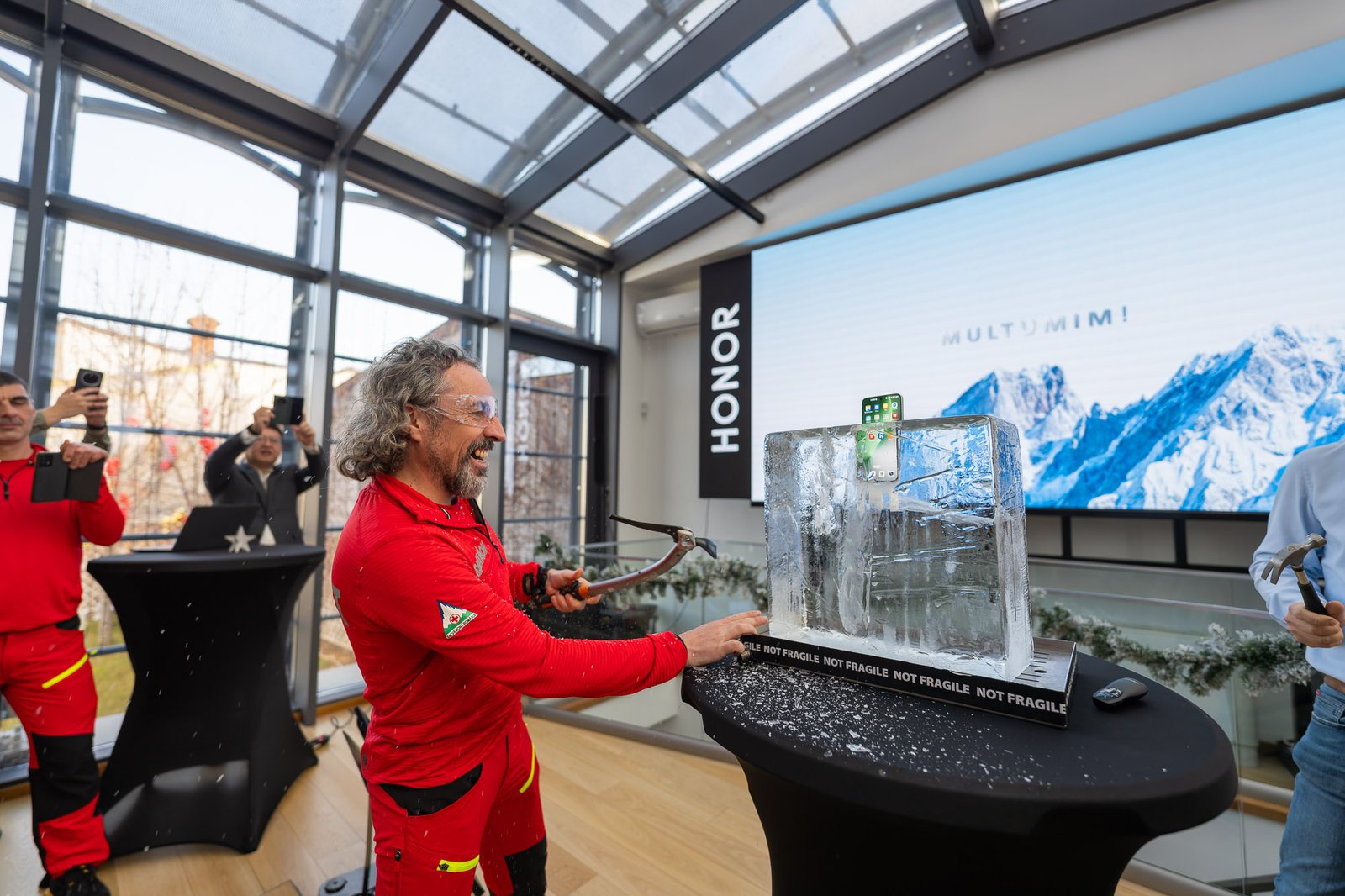 Tehnologie de încredere pentru misiuni în condiții extreme: HONOR România susține Salvamont Zărnești