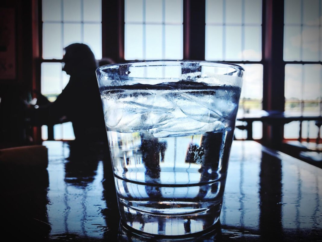 Apă potabilă, gratuit, pe aeroporturile Otopeni și Băneasa