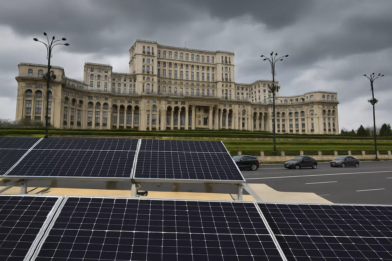 APCE: Atac fără precedent la adresa prosumatorilor: în Parlament se lucrează la desființarea lor