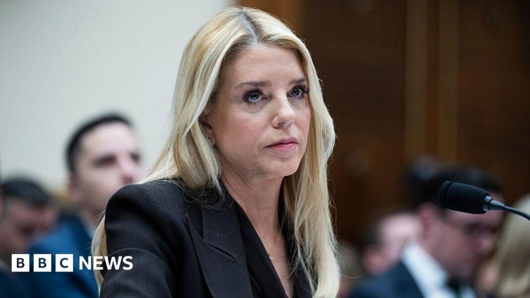 Pam Bondi, criticată după ce susține că toate dosarele Epstein au fost publicate