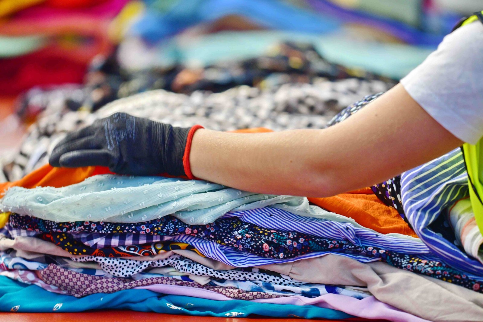 Textilele uzate nu trebuie să ajungă la groapă sau în incinerator: ARETEX cere un sistem REP orientat spre reutilizare și reciclare