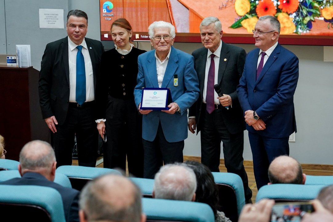 ARACO îl omagiază pe domnul Prof. Univ. Emerit DHC Dr. Ing. Ramiro Sofronie la împlinirea a 90 de ani