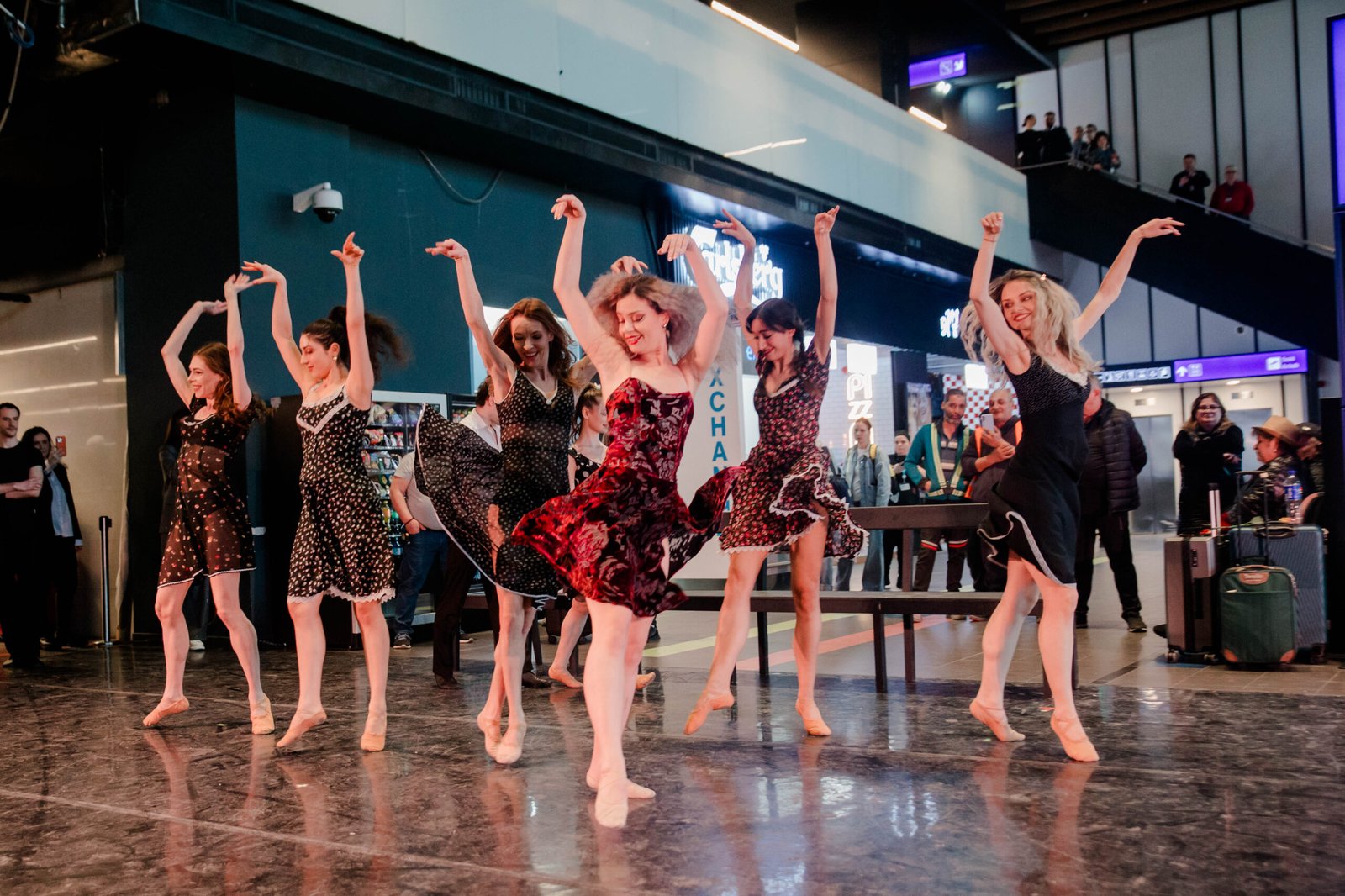 Opera Națională București, surpriză artistică pentru călătorii aflați în tranzit pe Aeroportul Internațional Henri Coandă, de Ziua Internațională a Femeii