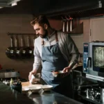 cum-treci-de-la-amator-la-chef-atunci-cand-ai-musafiri-functiile-aragazului-care-iti-salveaza-cina