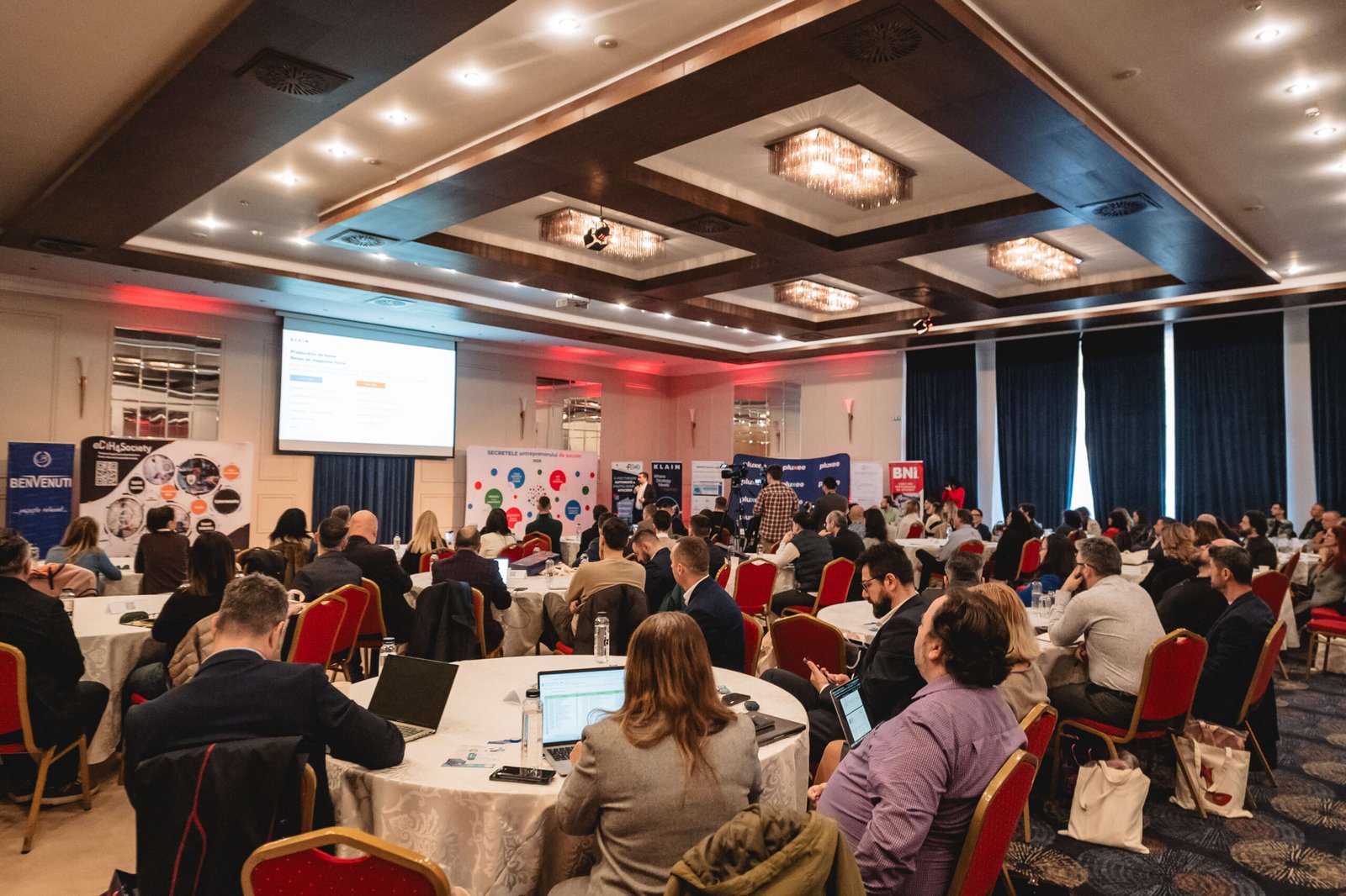 Paradox în retail-ul românesc: Piața online atinge 12,8 miliarde euro în 2026, dar consumul scade cu 9%