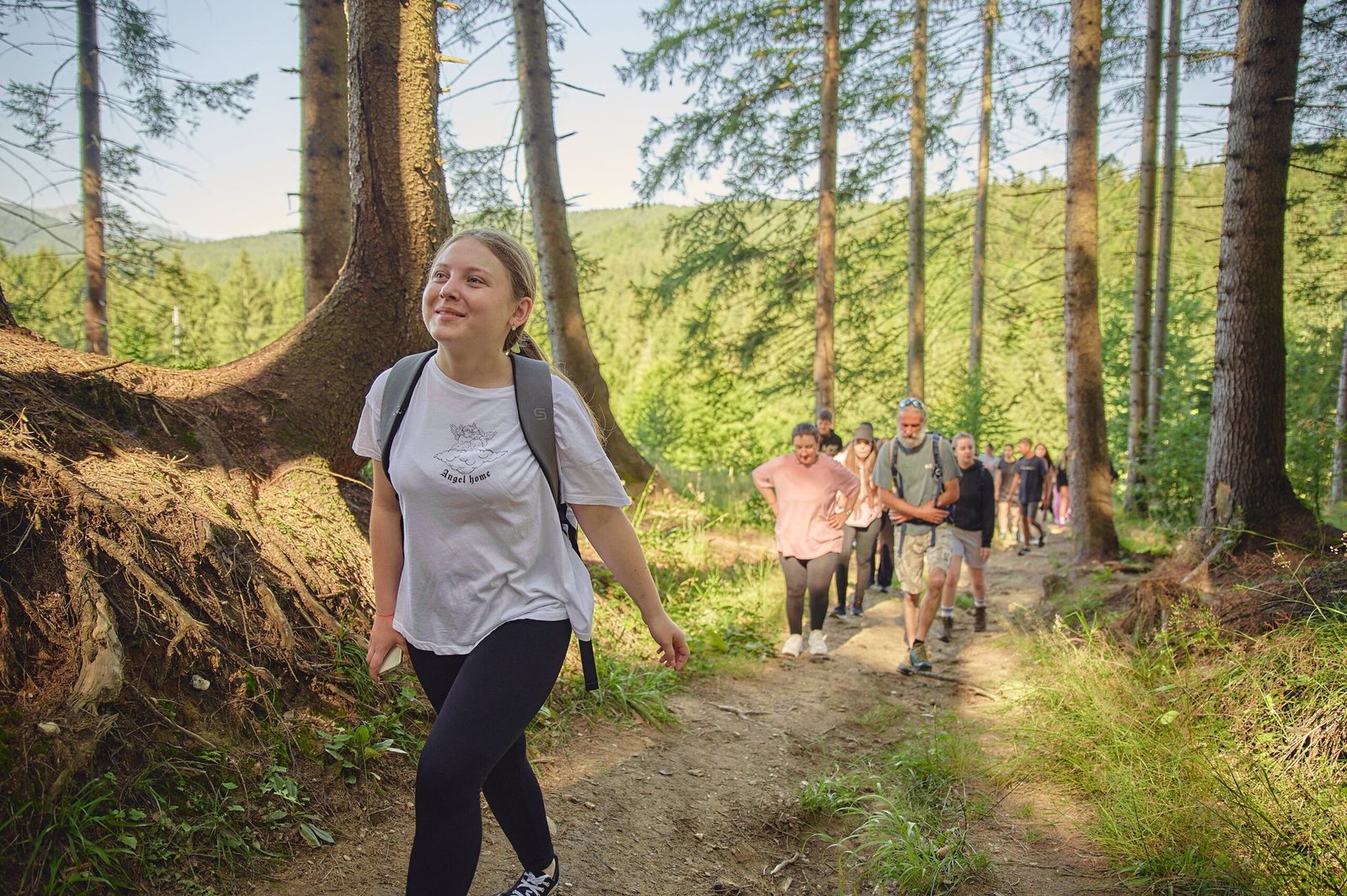 Sondaj World Vision România de Ziua Femeii: o treime dintre adolescenți spun că au văzut în familie lipsă de respect față de mamă