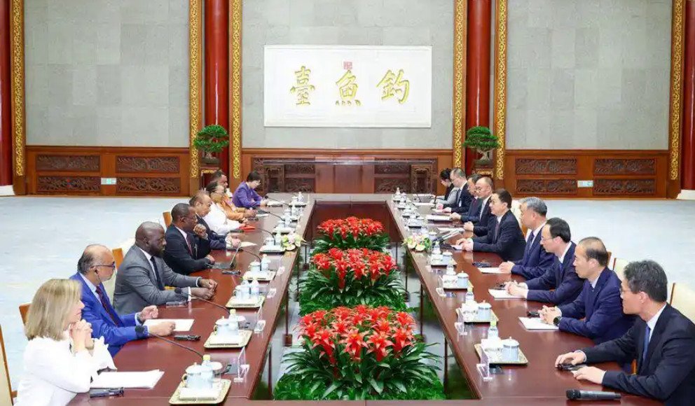 Han Zheng a primit invitaţi străini la Conferinţa la nivel înalt a Forumului de acţiune globală pentru împărtășirea dezvoltării