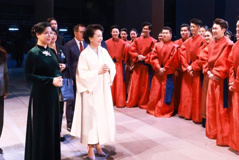 Peng Liyuan și Ngo Phuong Ly au vizitat Marele Teatru Național din China