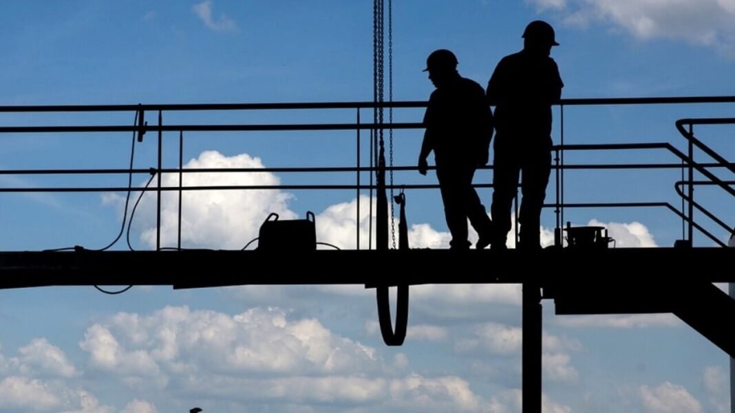 Guvernul reglementează accesul muncitorilor străini pe piața muncii din România