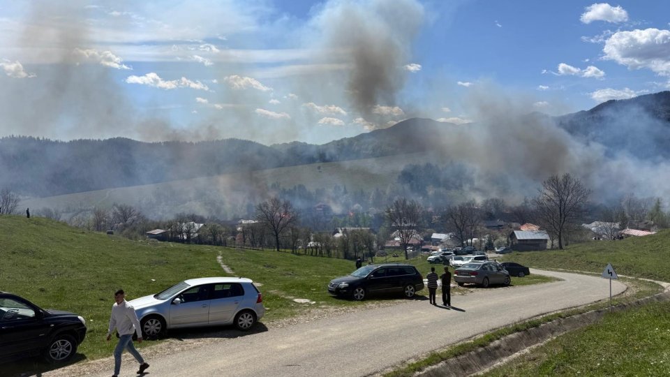 Incendiul din Soveja: în zona afectată sunt peste 85 de locuințe asigurate facultativ