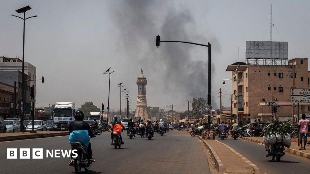 Alertă internațională: Franța își îndeamnă cetățenii să părăsească Mali după atacuri armate și explozii
