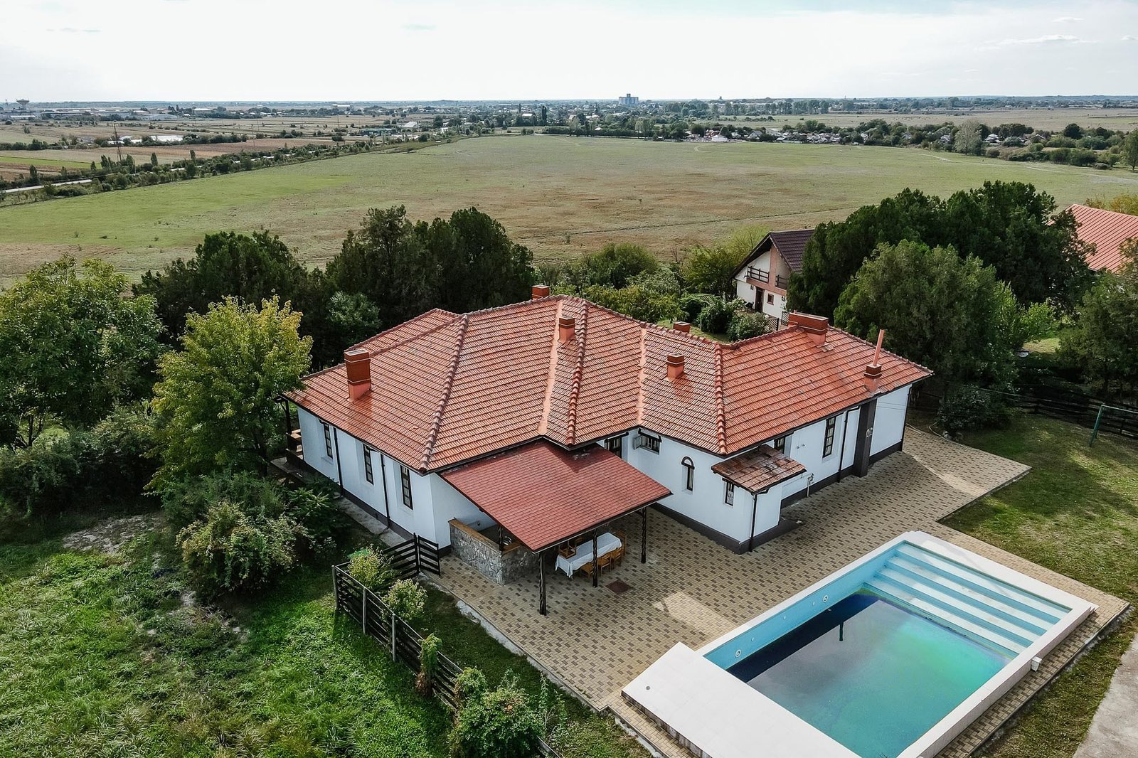 Un conac boieresc de secol XIX, scos la vânzare: Conacul Koșca, cu piscină și 2 hectare de teren, la doar o oră de București – 450.000 Euro