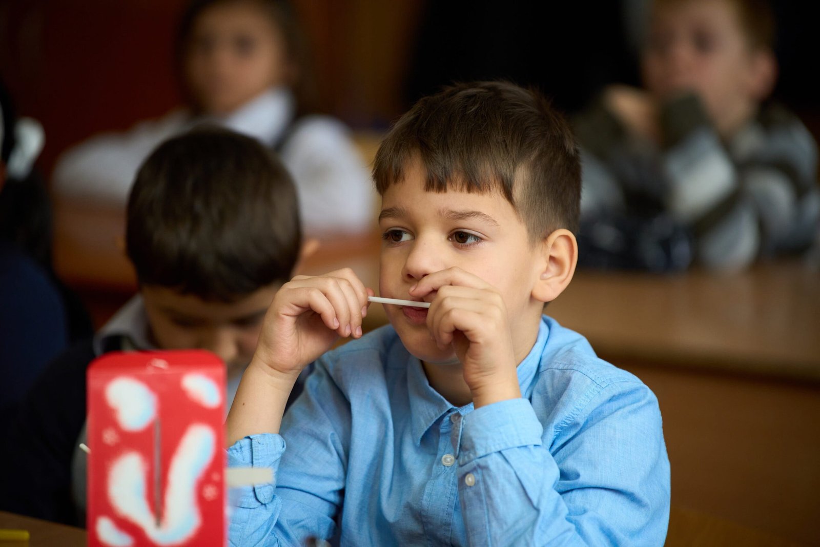 Aproape jumătate dintre părinții care muncesc în străinătate nu pot petrece sărbătorile pascale în țară, unde au rămas copiii lor