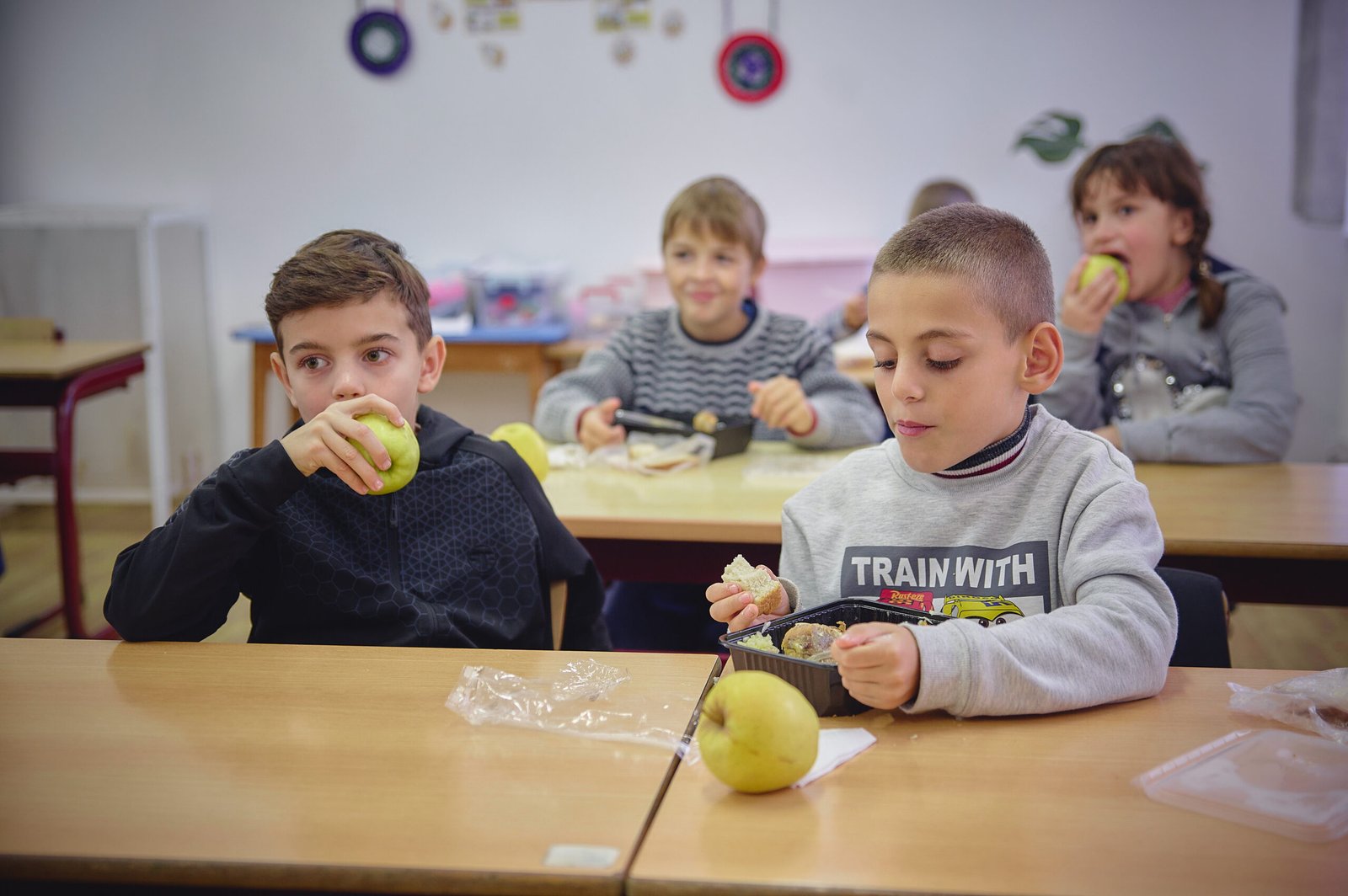 De Paște, un minut poate asigura mese calde la școală pentru copiii de la sate